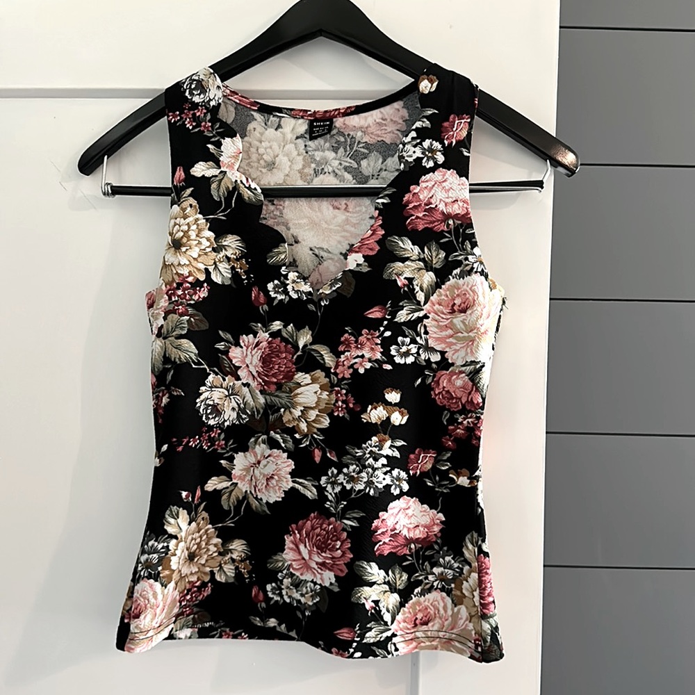 Shein women’s Scalloped v neck floral tank top